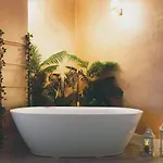 Apartment Jungle --- Vasca In