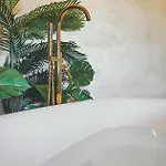 Apartment Jungle --- Vasca In